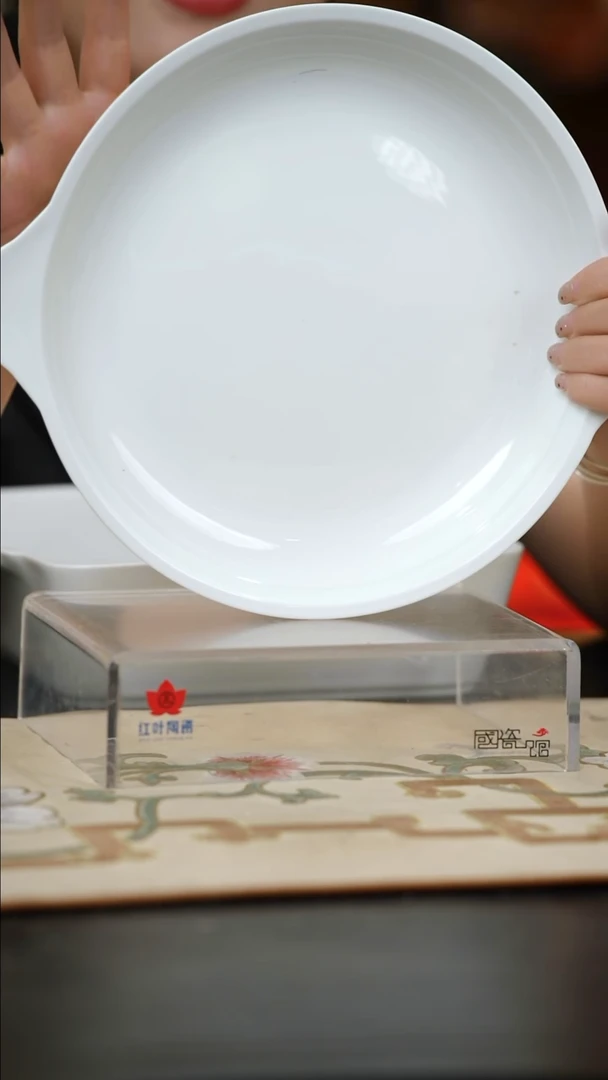 1个微瑕白胎10英寸双耳鲍翅盘（无底款）