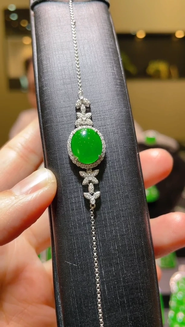 【闪购商品】翡翠吊坠(不含链)18K金镶嵌A13