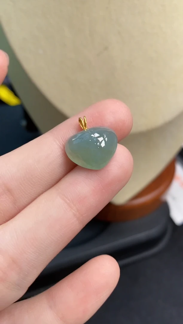 翡翠18K金镶嵌颈饰吊坠