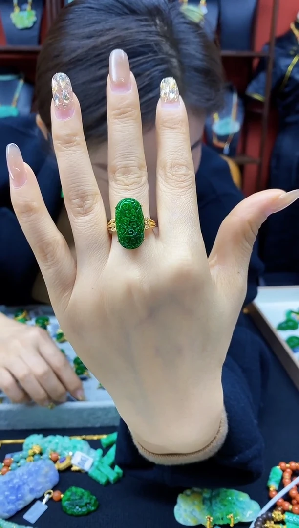 颈饰未镶嵌翡翠戒指