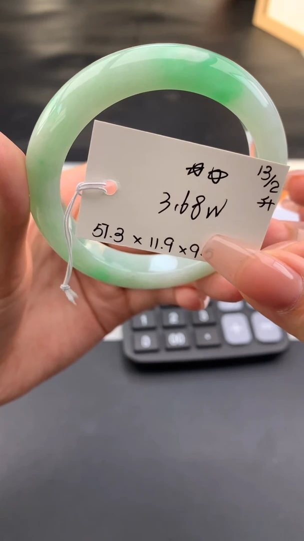 【闪购商品】翡翠手镯未镶嵌 #情人节#送礼，下单联系客服核对地址~