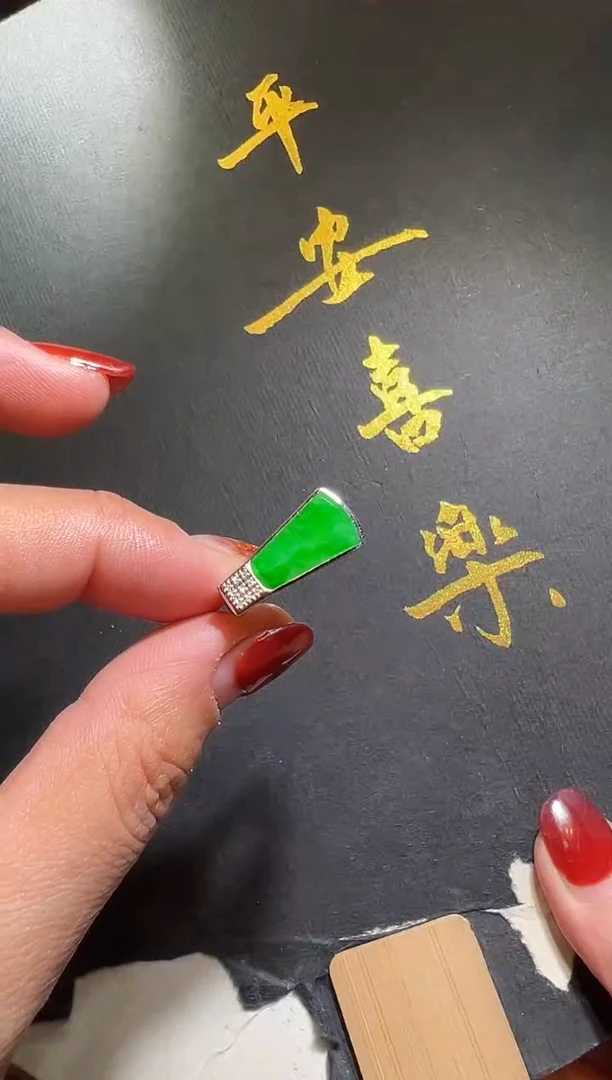 18K金镶嵌戒指翡翠翡翠马鞍戒指