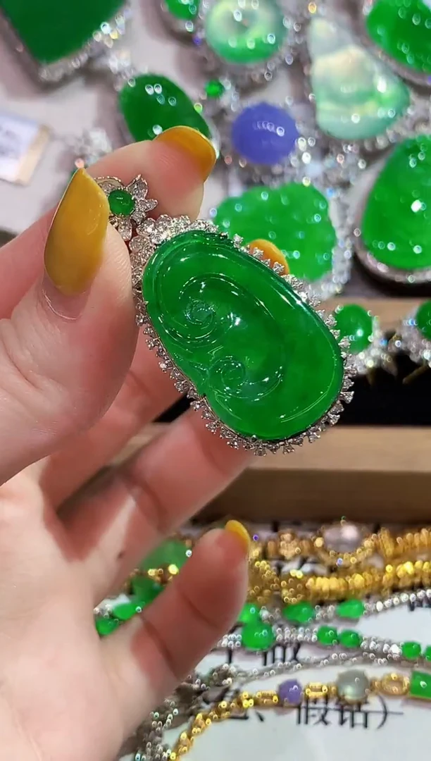 吊坠(不含链)18K金镶嵌翡翠多样性发其一