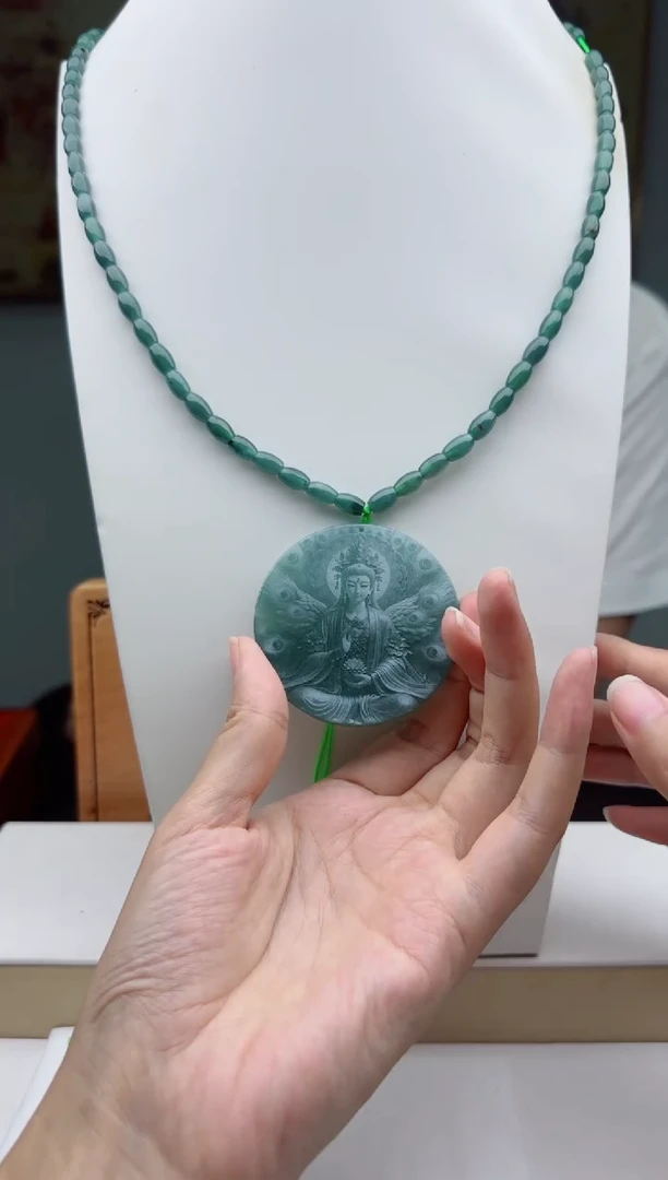 翡翠未镶嵌颈饰多样性发其一