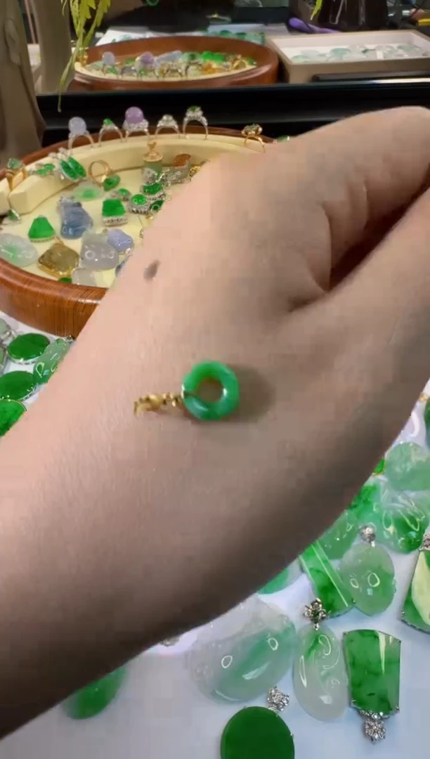 【闪购商品】翡翠颈饰18K金镶嵌缅甸翡翠吊坠