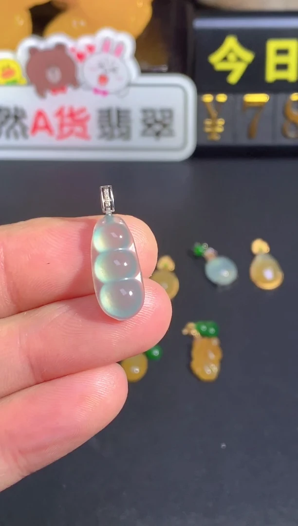 颈饰18K金镶嵌翡翠