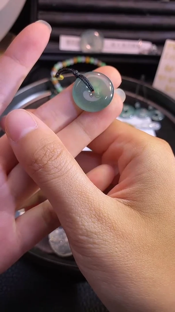 翡翠挂件未镶嵌扣子