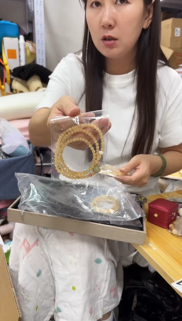 蚕丝金发晶手串 关注主播没进粉丝群进粉丝群