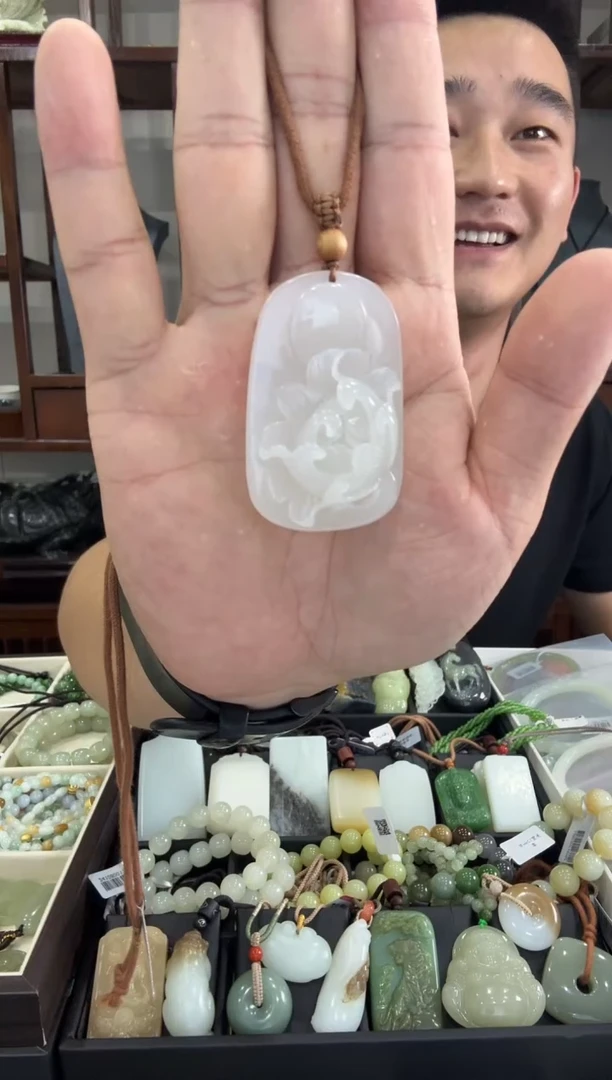 和田玉未镶嵌颈饰吊坠