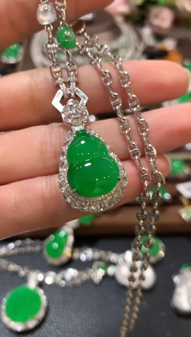 吊坠(不含链)18K金镶嵌翡翠z150 尾款38000