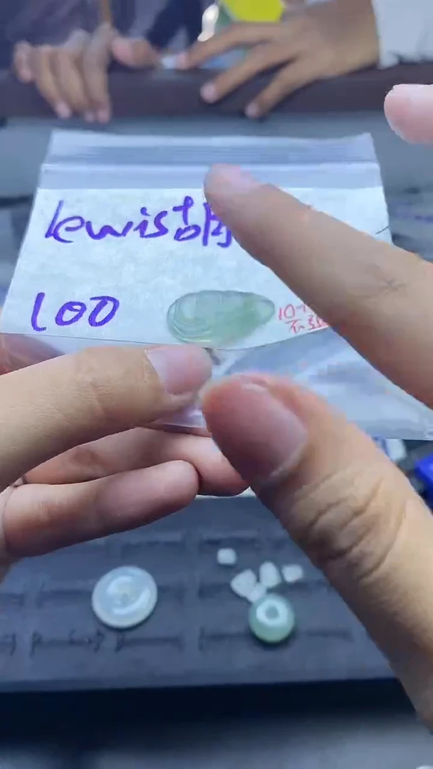 未镶嵌定制翡翠L****胡拍一发一