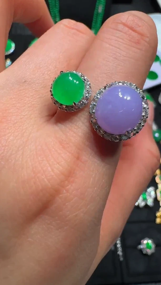 18K金镶嵌戒指翡翠浓紫蛋面戒指