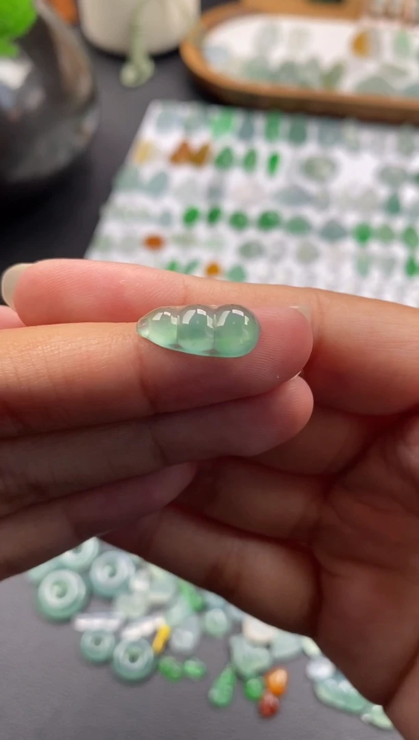 颈饰未镶嵌翡翠冰绿福豆