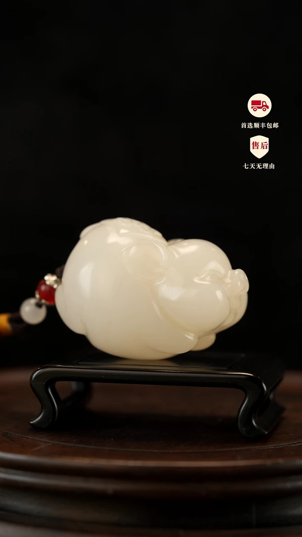 云南石荔枝白雕刻：纳福飞猪手把件摆件