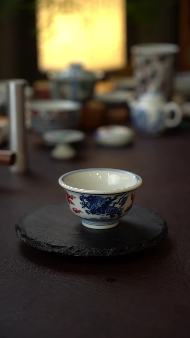 42号景德镇全手工手绘青花釉里红海象压手杯