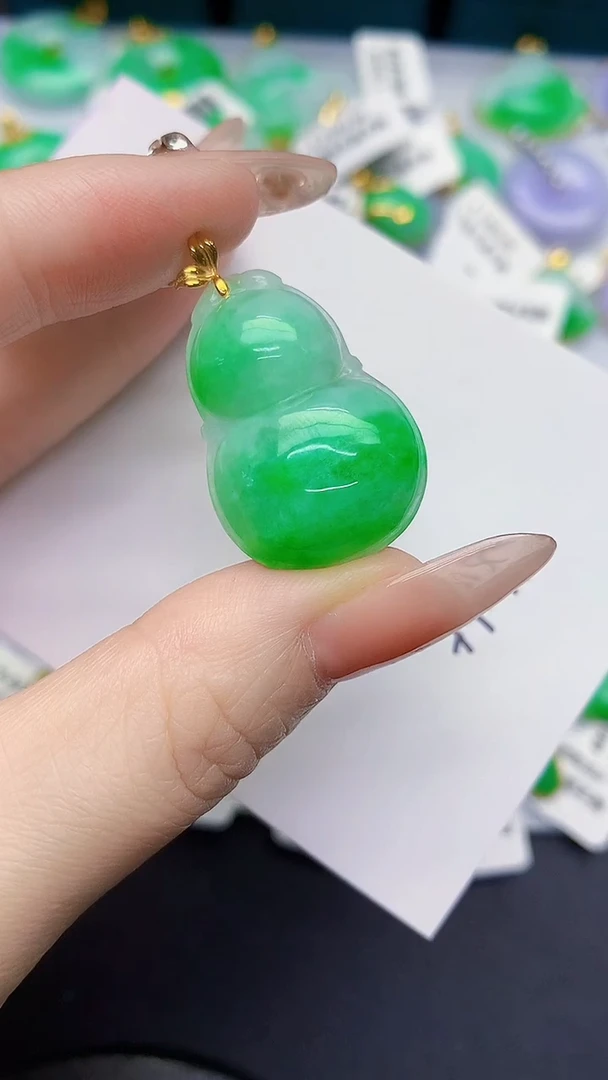 颈饰18K金镶嵌翡翠缅甸天然翡翠A货