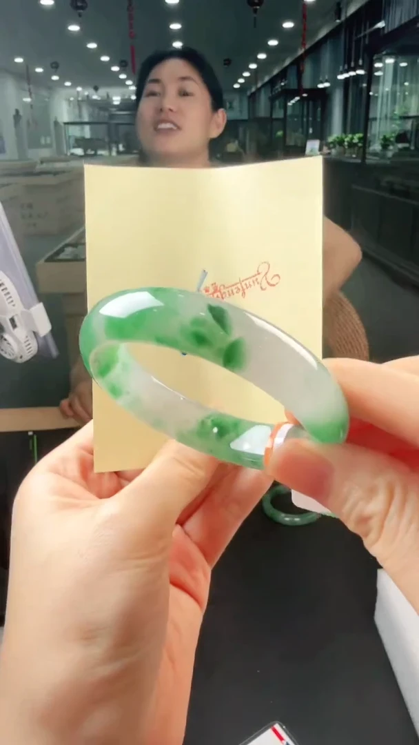 未镶嵌手镯石英质玉（非洲翠）有天然洒金亮片/矿点/棉线60