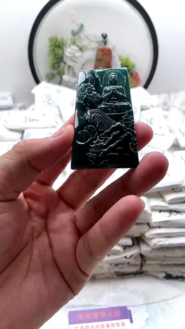 颈饰未镶嵌翡翠大日如来