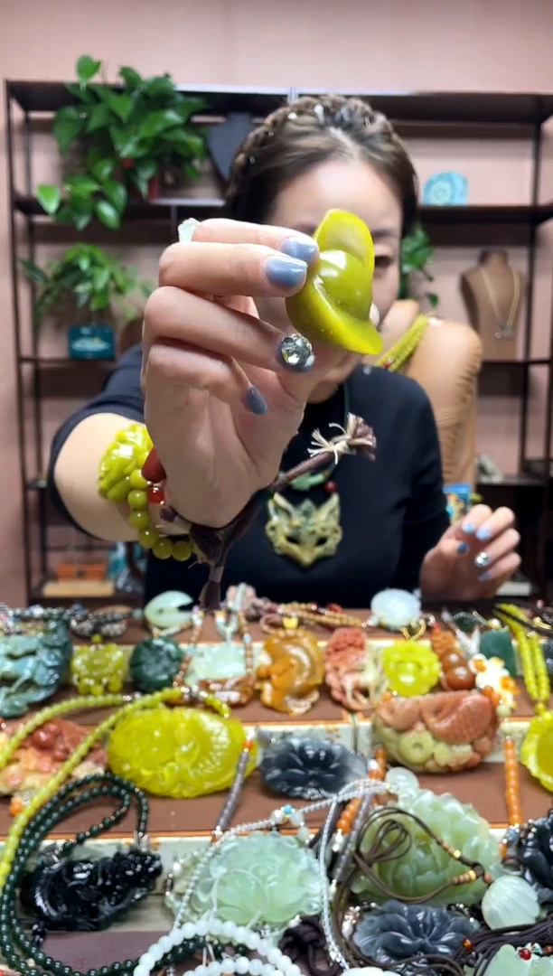 未镶嵌岫玉颈饰多样性发货发其中之一