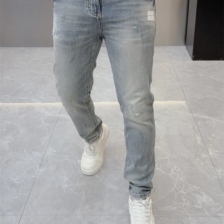 艾塞西隆比夏潮流字母徽章小脚破洞牛仔裤修身帅气休闲长裤男