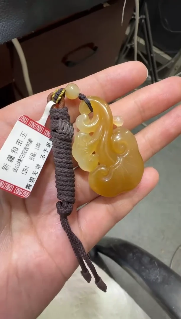 吊坠(赠链)未镶嵌和田玉金山糖白挂件（产地直发）