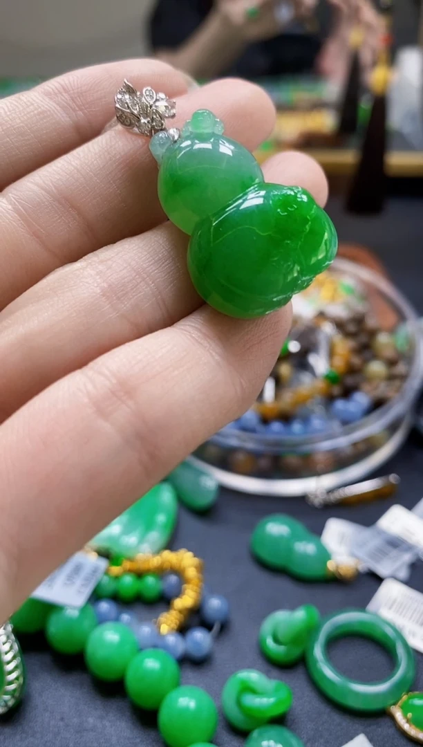 翡翠18K金镶嵌颈饰葫芦