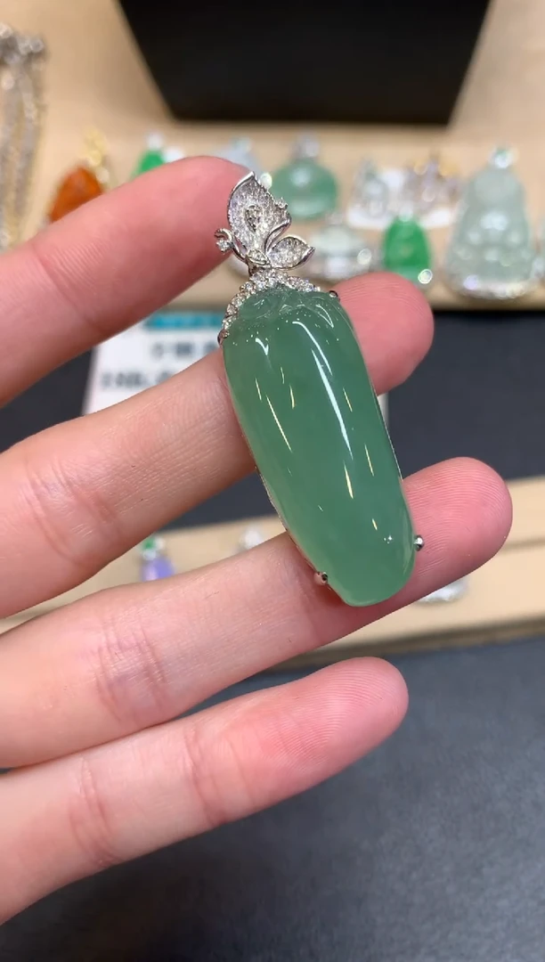 【闪购商品】翡翠颈饰18K金镶嵌福瓜【无服务费】