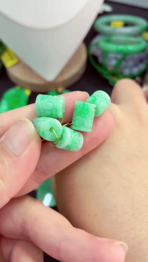 吊坠(不含链)未镶嵌翡翠多样性发货其中一件