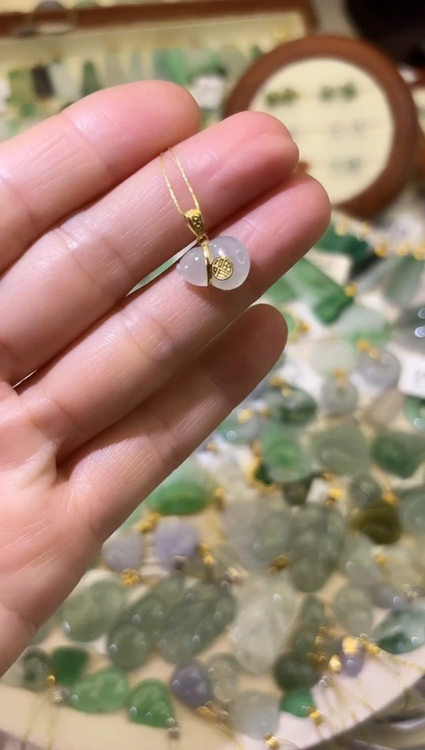 颈饰18K金镶嵌翡翠葫芦
