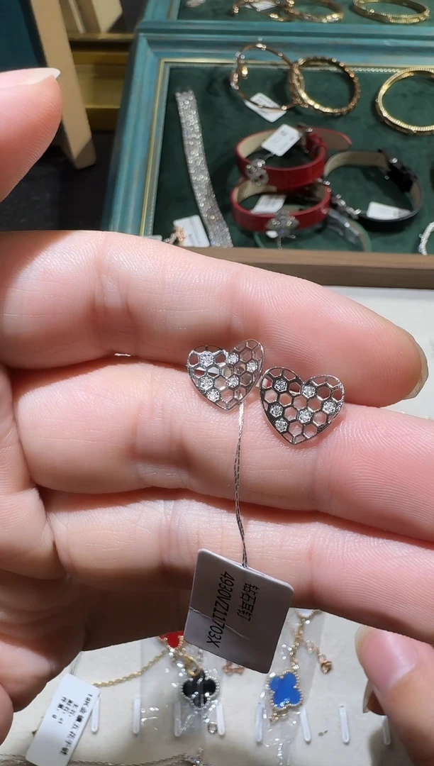 【闪购商品】钻石耳钉18K金镶嵌蜂巢爱心耳钉TG