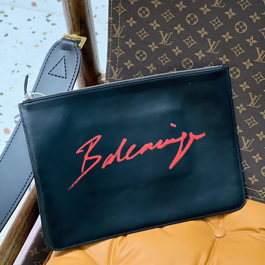 90新 Balenciaga/巴黎世家 手绘感印花手拿包