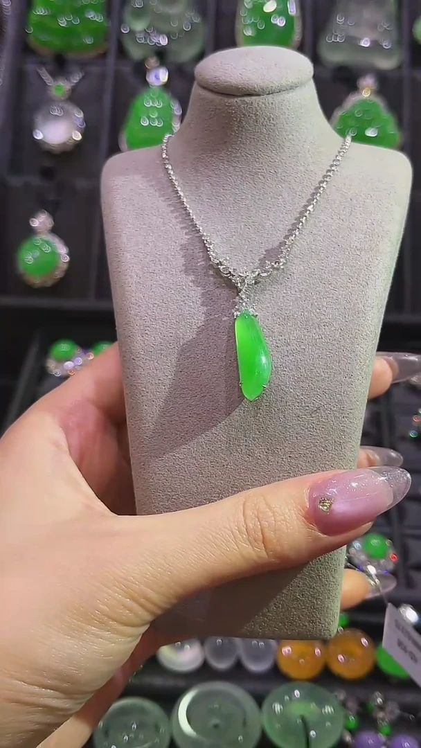 颈饰18K金镶嵌翡翠吊坠