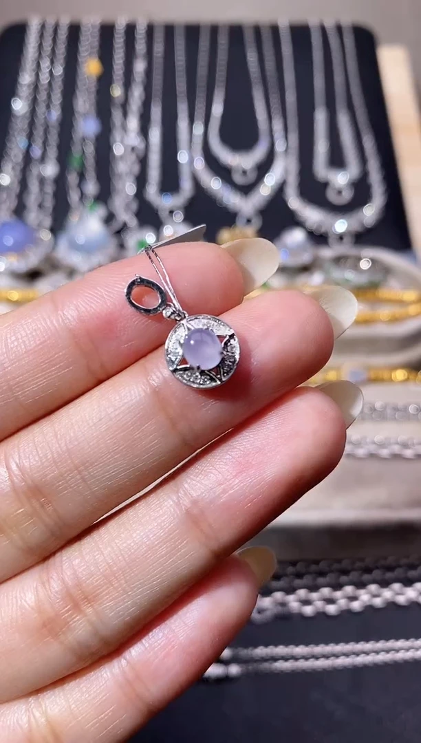 颈饰18K金镶嵌翡翠吊坠