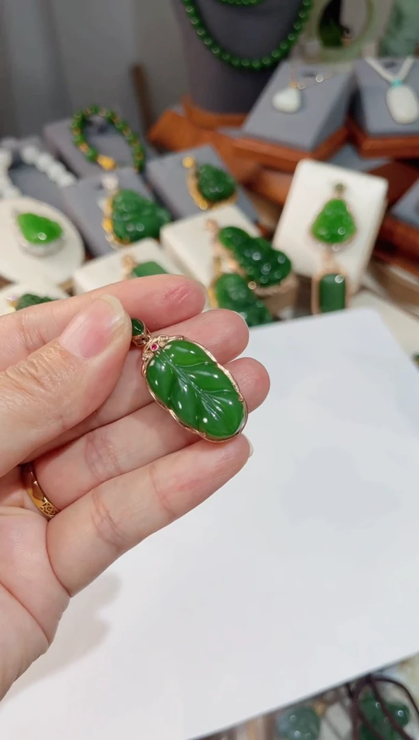 颈饰18K金镶嵌和田玉叶子