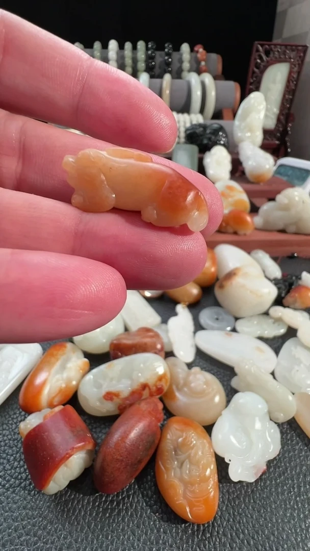 颈饰未镶嵌和田玉（子料）泥****腥籽料貔貅挂坠