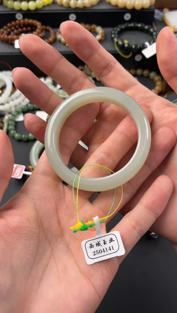 和田玉手镯未镶嵌且末青白手镯卡56.9微色差