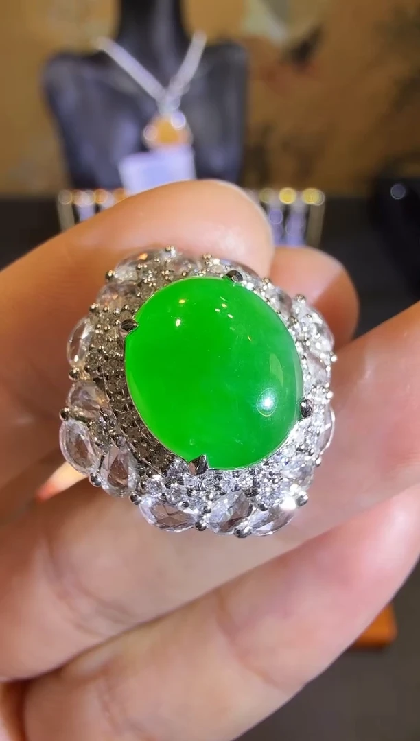 【闪购商品】翡翠戒指18K金镶嵌高冰正阳满绿鸽子蛋戒指