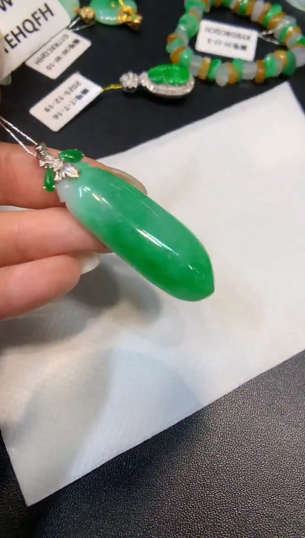 颈饰18K金镶嵌翡翠福瓜