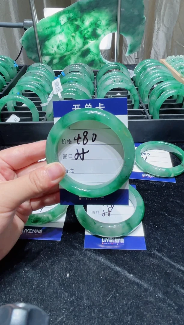 未镶嵌手镯石英质玉手镯