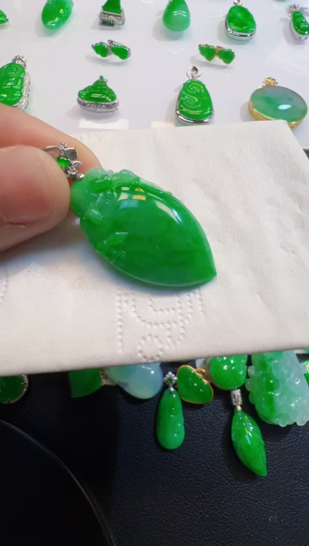 翡翠18K金镶嵌吊坠(不含链)桃子