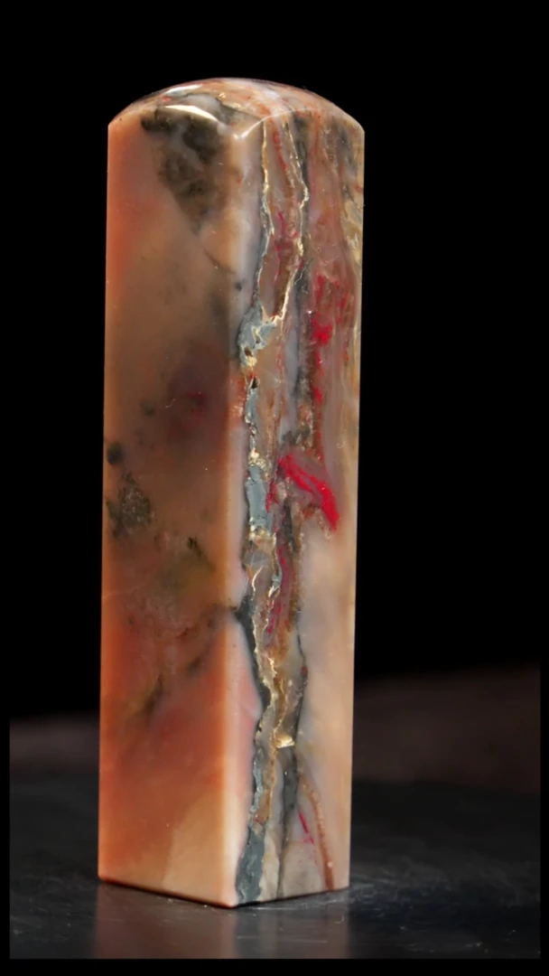 鸡血石牛角冻鸡血石