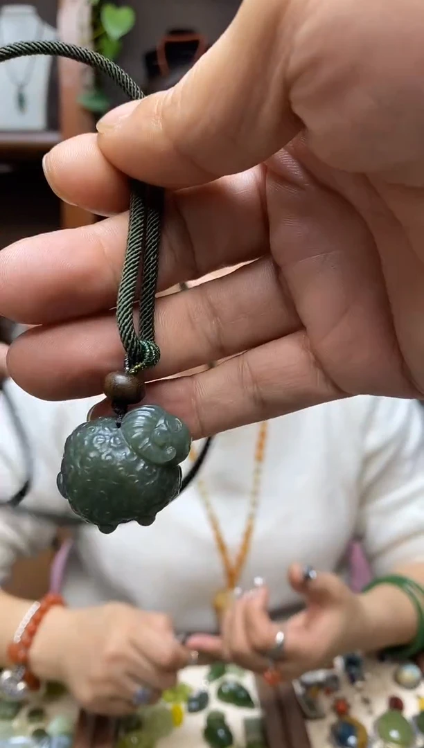 颈饰未镶嵌和田玉.