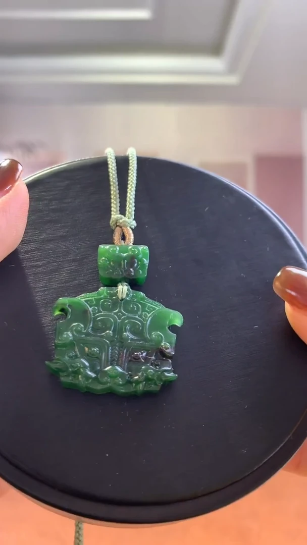 未镶嵌和田玉挂件俄7红皮老料兽面吊坠