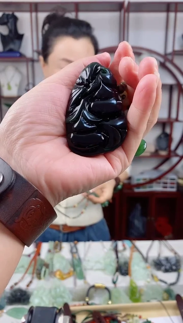 未镶嵌岫玉颈饰1