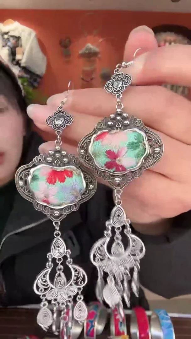 织绣非遗手工苗绣刺绣饰品3