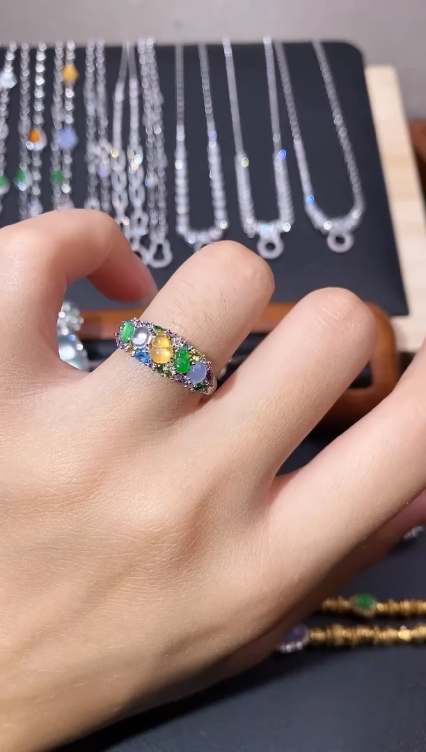 颈饰18K金镶嵌翡翠戒指