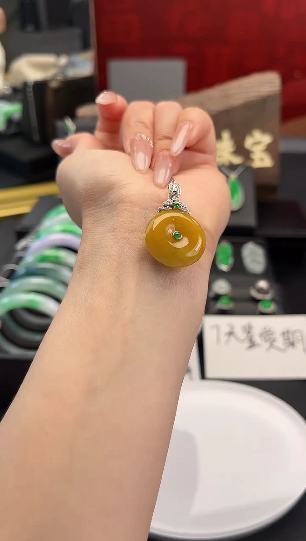 翡翠18K金镶嵌颈饰吊坠