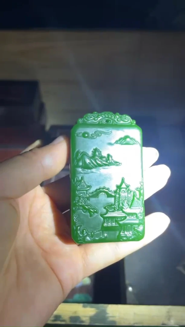 和田玉未镶嵌颈饰菠菜绿双面工山水牌1件