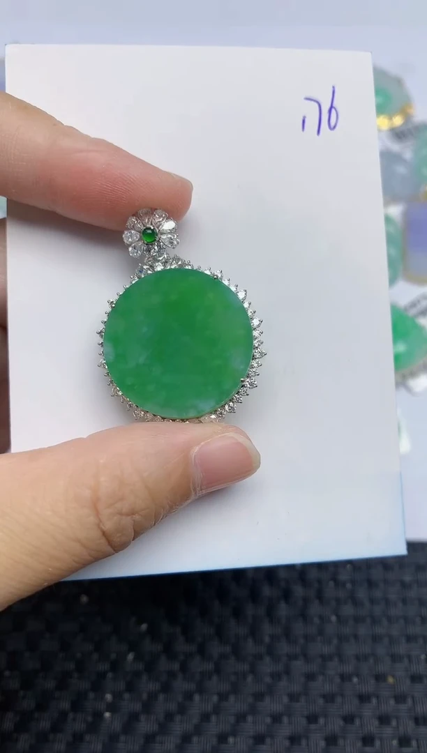 翡翠18K金镶嵌颈饰天然A货翡翠