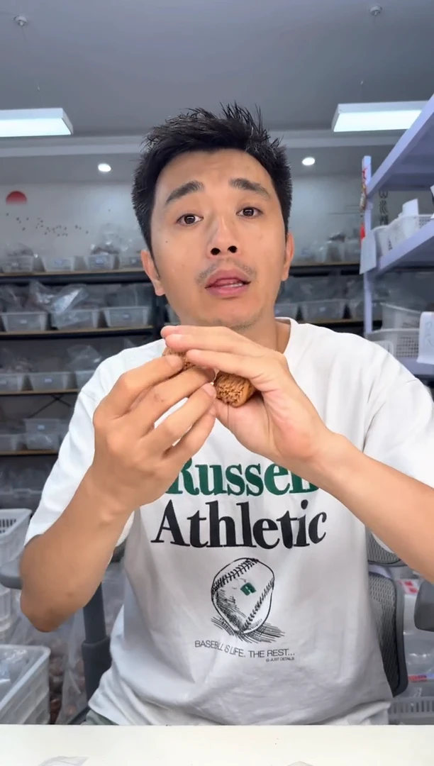 文玩核桃把件阿*红玛瑙